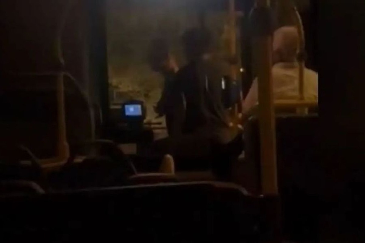 Βίντεο: Αγριο ξύλο οδηγού με επιβάτη σε αστικό λεωφορείο στη Βάρη ‑ «Μα...α θα σε ισοπεδώσω»