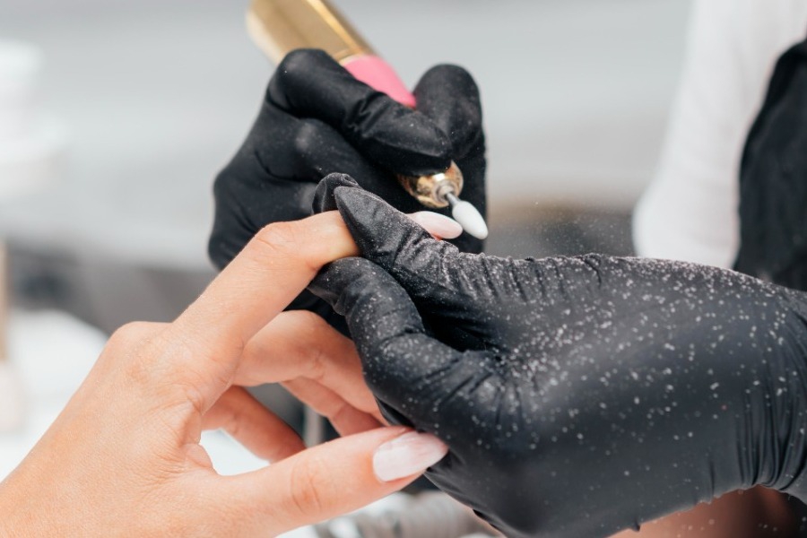 Το απόλυτο χρώμα νυχιών για μαυρισμένο δέρμα