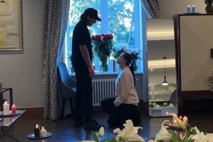 Ρομαντικά κεριά, μπαλόνια και… αντιδράσεις: Διάσημη σταρ έκανε πρόταση γάμου στον... αρραβωνιαστικό της