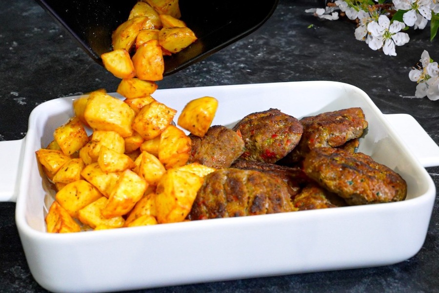 Τα πιο ζουμερά μπιφτέκια με πατάτες στο air Fryer