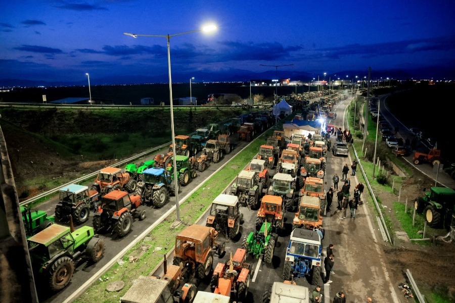 Σφίγγει ο αγροτικός κλοιός – «Φουντώνουν» τα μπλόκα λίγο πριν τα Χριστούγεννα