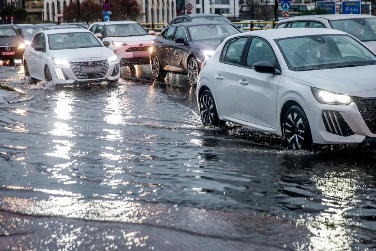 Στο έλεος του «Byron» η χώρα: Ποιοι δρόμοι άνοιξαν και ποιοι παραμένουν κλειστοί – Πού θα «χτυπήσει» η κακοκαιρία τις επόμενες ώρες
