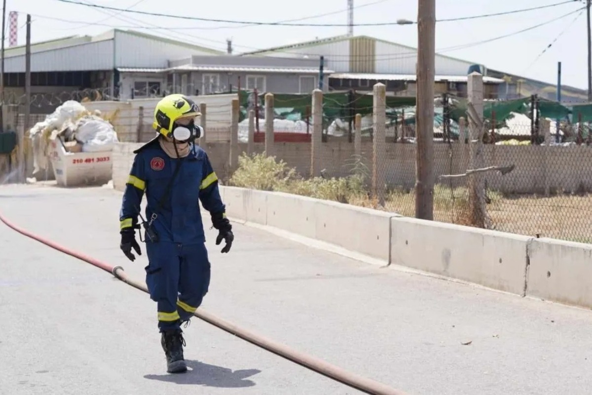 Στο νοσοκομείο με αναπνευστικά προβλήματα τέσσερις πυροσβέστες από τη φωτιά στον Ασπρόπυργο