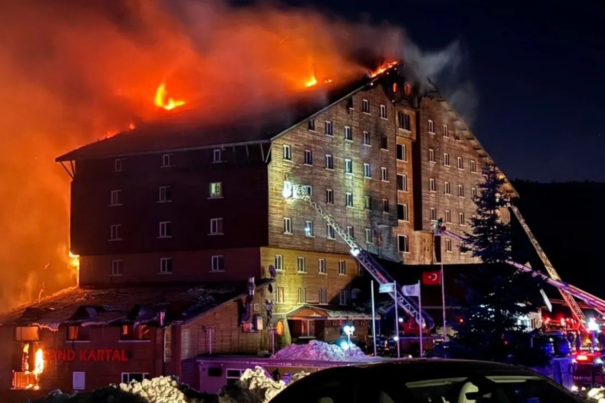 Τουλάχιστον 66 οι vεκρoί από φωτιά σε χιονοδρομικό κέντρο στην Τουρκία