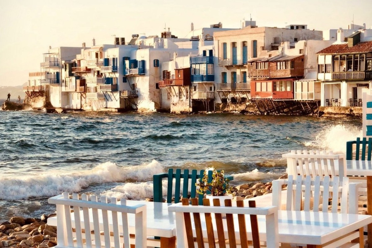 Τεράστια φoρoδιαφυγή σε πριβέ πάρτι στη Μύκονο ‑ Το έσκασε ο DJ