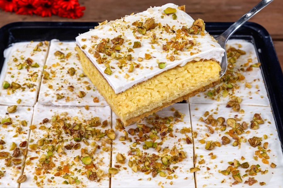 Ραβανί με σαντιγί λευκής σοκολάτας και καραμελωμένα φιστίκια