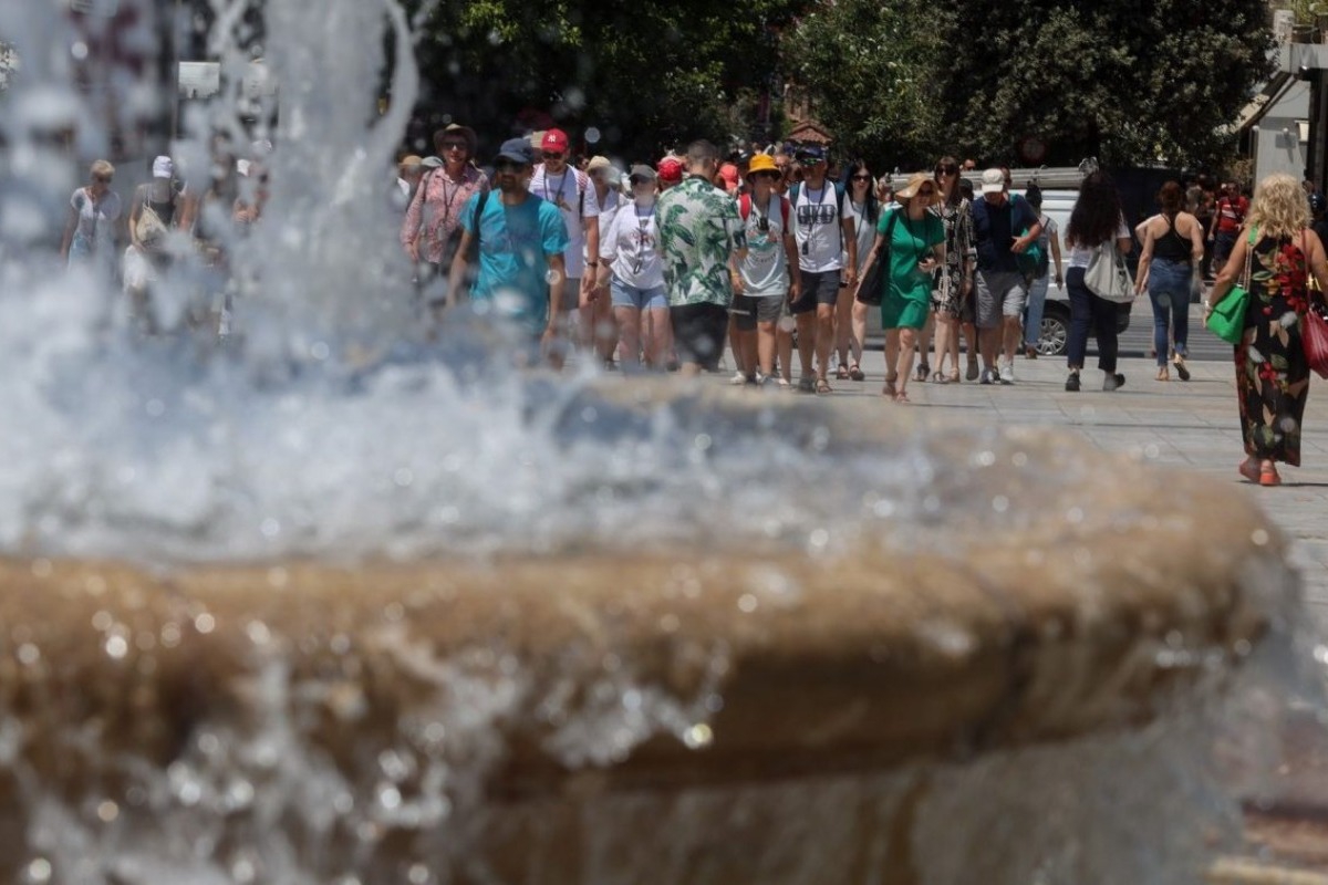 Ο καύσωνας παραλύει τη χώρα: Τα μέτρα προστασίας για τους εργαζόμενους σε δημόσιο και ιδιωτικό τομέα