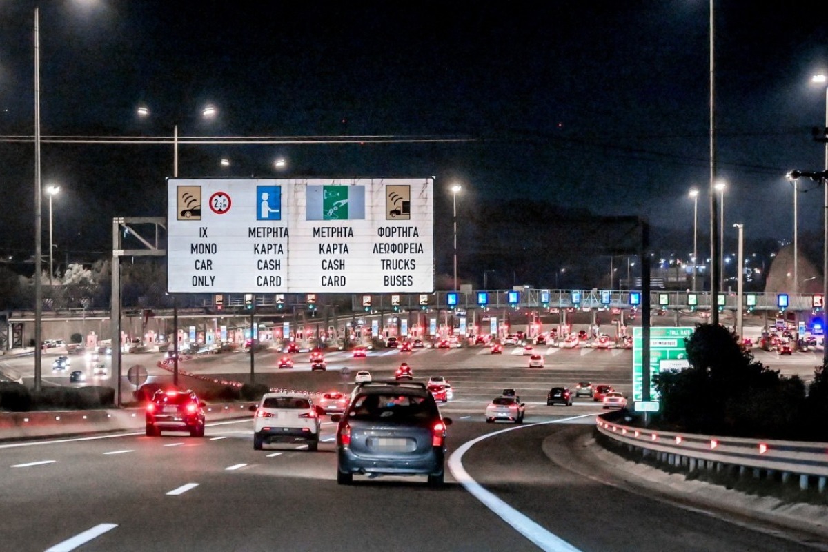 Ανατροπή και εκδήλωση πυρκαγιάς σε φορτηγό στην Αθηνών Κορίνθου ‑ Κλειστά και τα δύο ρεύματα