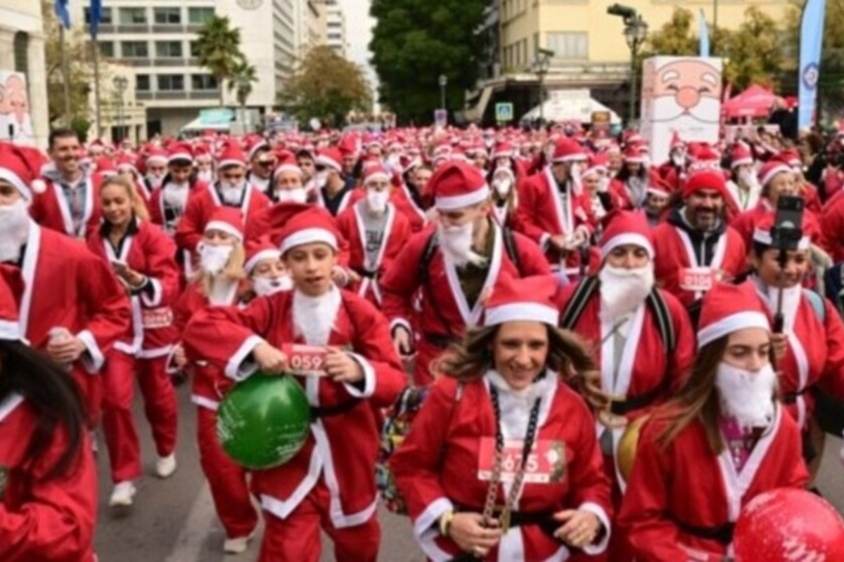 «Βούλιαξε» από Αϊ‑Βασίληδες η Αθήνα για το Santa Run ‑ Πάνω από 1000 συμμετοχές