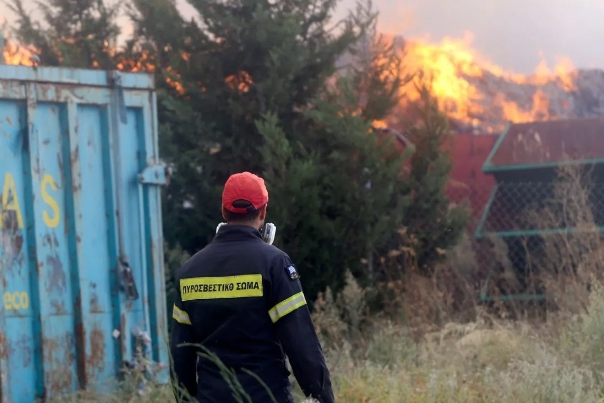 Τραγωδία στο Κορωπί: Αυτοκίνητο έπεσε πάνω σε κατάστημα και προκάλεσε φωτιά ‑ Απανθρακώθηκε ο οδηγός