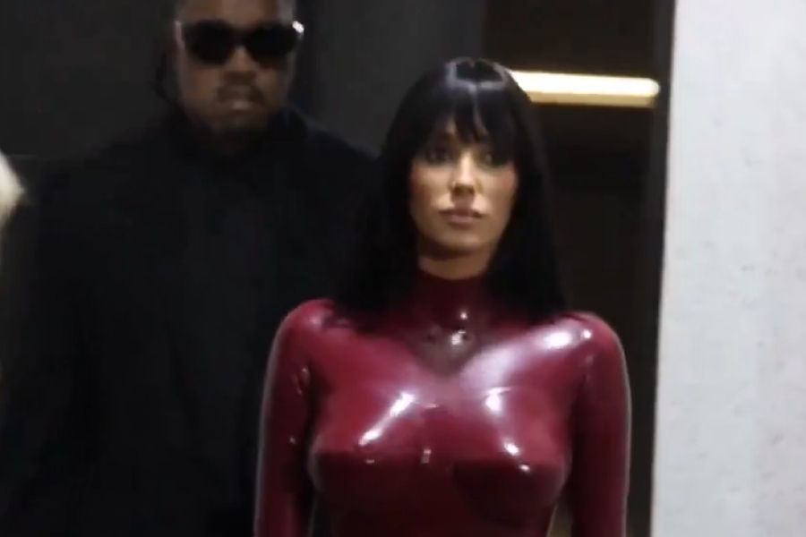 Φωτιά στα κόκκινα η Μπιάνκα Σενσόρι στη Νότια Κορέα με ολόσωμη εφαρμοστή λάτεξ φόρμα, δείτε βίντεο