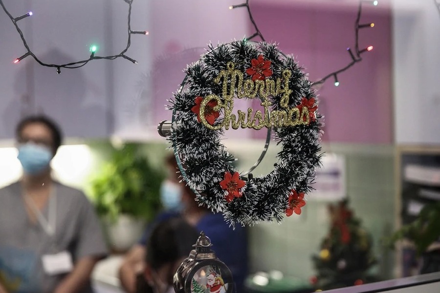 «Παιδί μου, σου είπα ψέματα»: Σπαρακτική επιστολή εκπαιδευτικού για τα παιδιά που θα περάσουν τα Χριστούγεννα μόνα τους στο νοσοκομείο