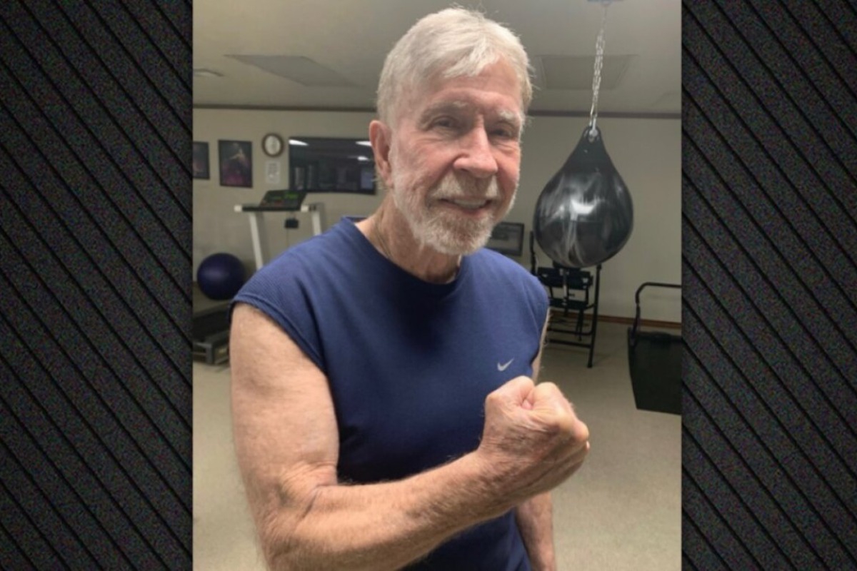 Ο 85χρονος Τσακ Νόρις στέλνει το δικό του μήνυμα από το γυμναστήριο