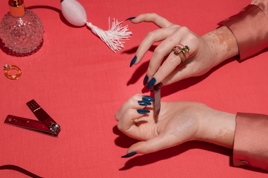 Ημιμόνιμο, τζελ ή ενισχυμένο; Ο απόλυτος οδηγός για να βρεις τι ταιριάζει στα νύχια σου