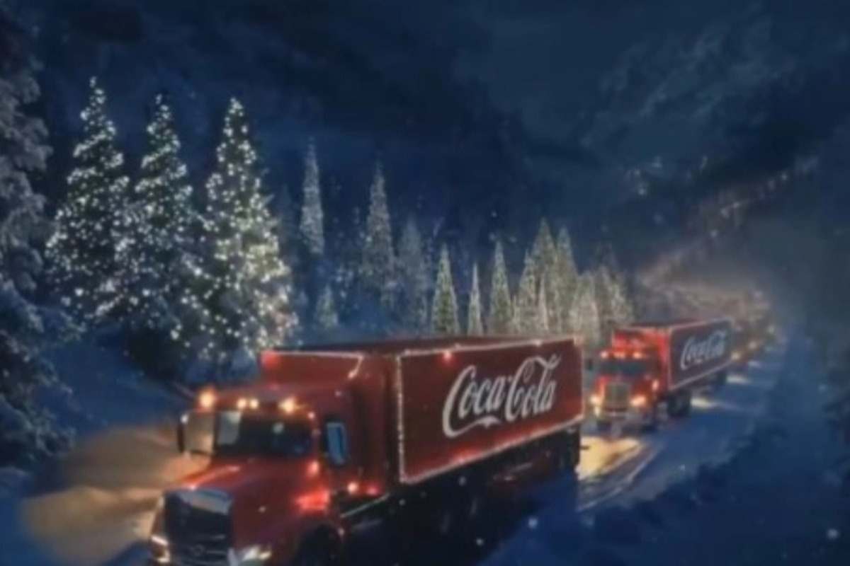 Η Coca‑Cola άλλαξε την εμβληματική χριστουγεννιάτικη διαφήμιση της και οι θεατές ξεσηκώθηκαν στα social media: «Απαράδεκτο»