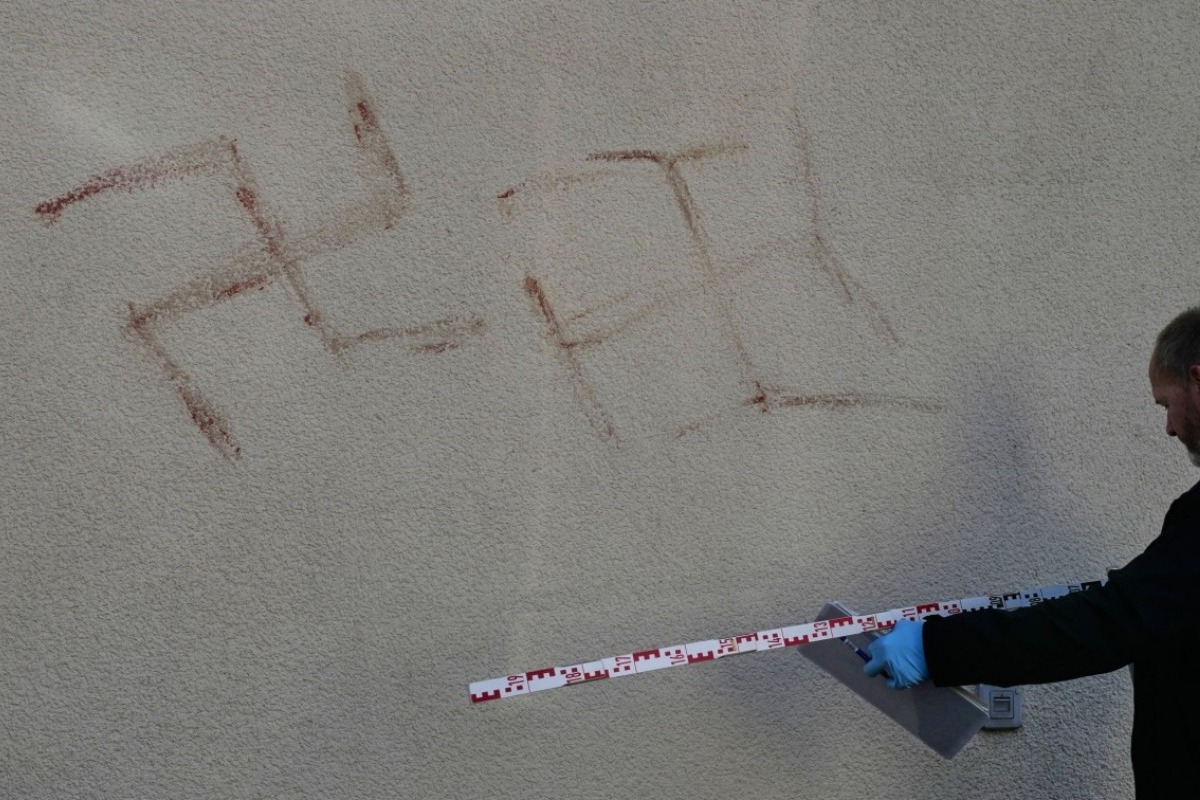 Γερμανία: Οι Αρχές ερευνούν σβάστικες που βρέθηκαν ζωγραφισμένες με ανθρώπινο αίμα στη Χάναου