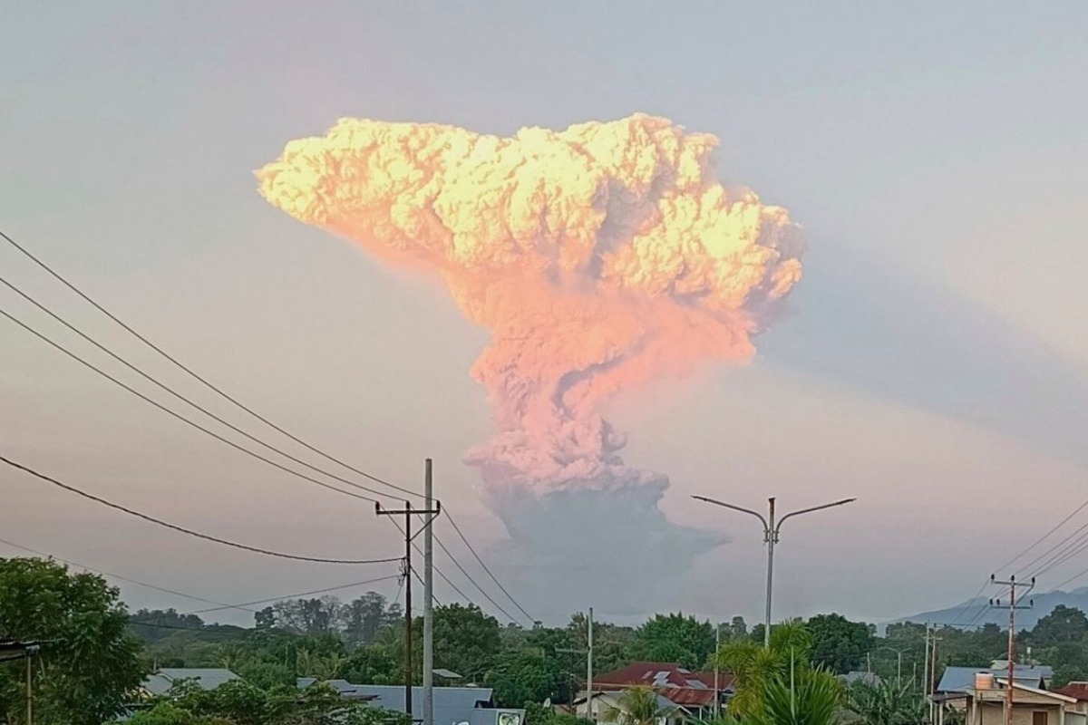 Ινδονησία: Η στιγμή της έκρηξης του ηφαιστείου Lewotobi Laki Laki ‑ «Πνίγει» τον ουρανό με στάχτη