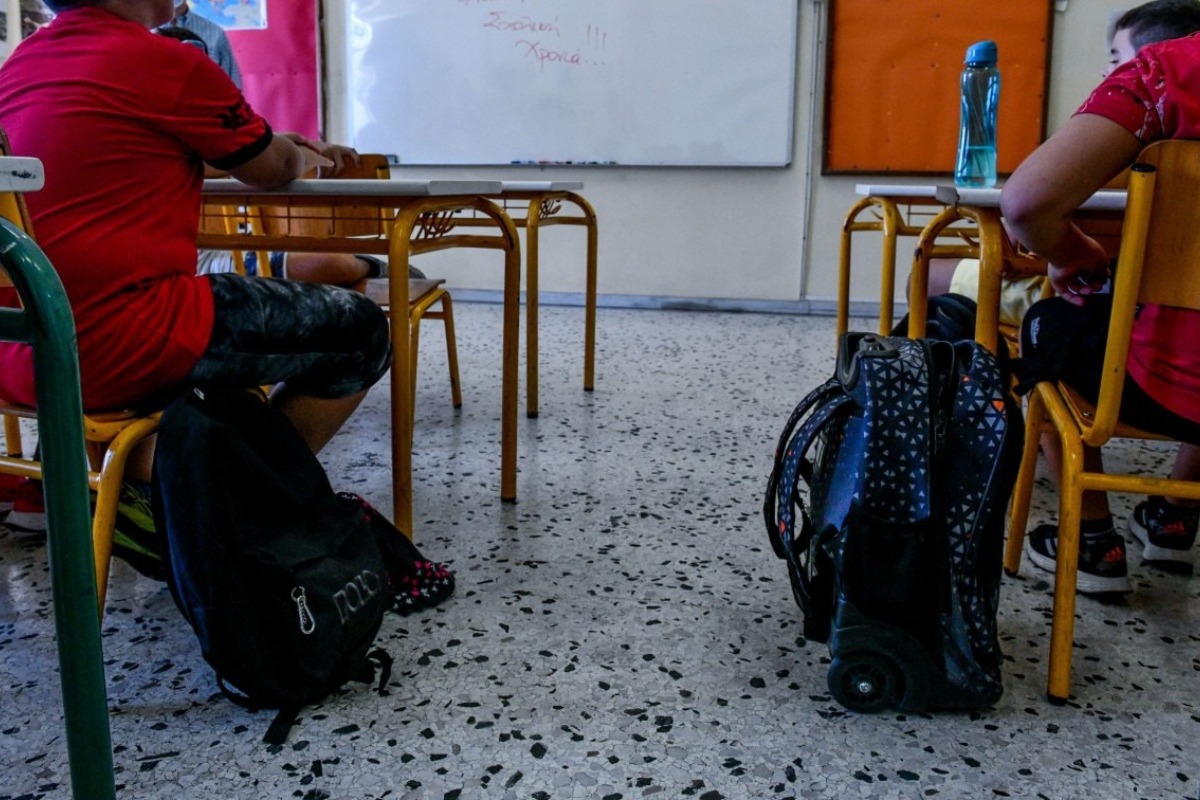 Λάρισα: Λάμπες πέφτουν από το ταβάνι εν ώρα μαθήματος – Τι καταγγέλλουν οι γονείς