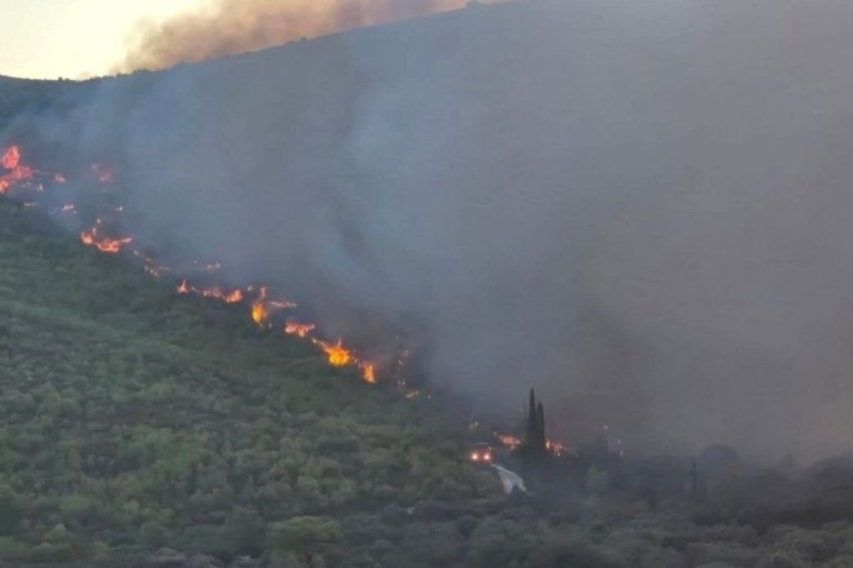 Ζάκυνθος: Αλλαξε πορεία η πυρκαγιά και κατευθύνεται προς το Κερί ‑ Νέο μήνυμα από το 112