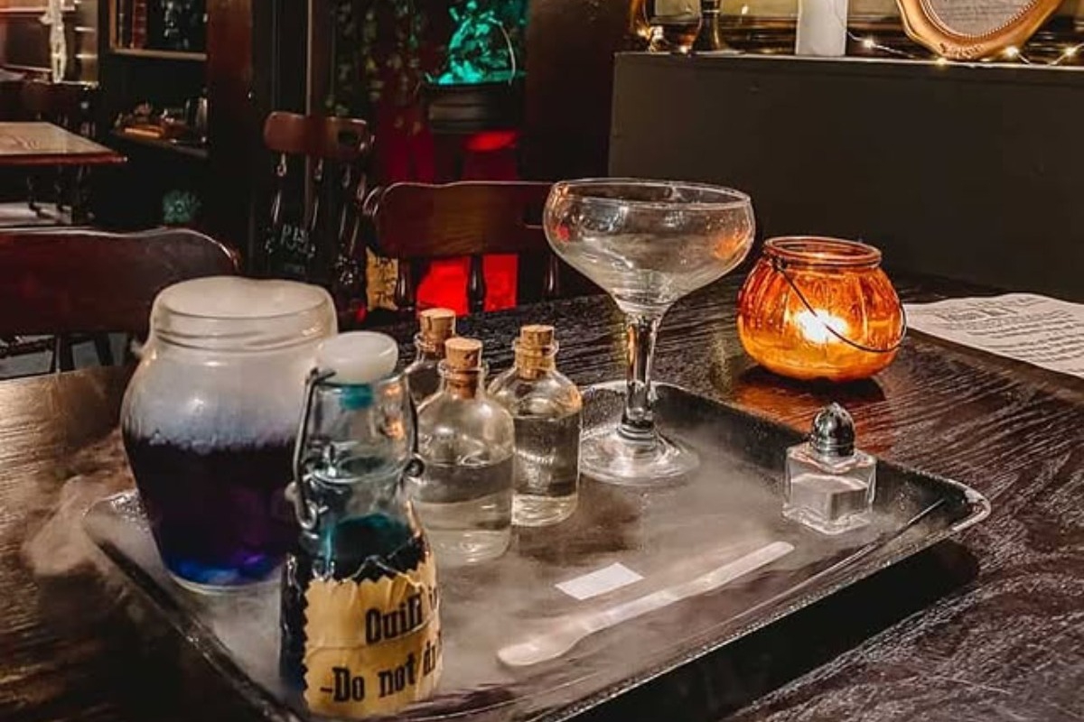 Το μαγικό μπαρ του Harry Potter είναι αληθινό – και φτιάχνεις τα δικά σου φίλτρα!