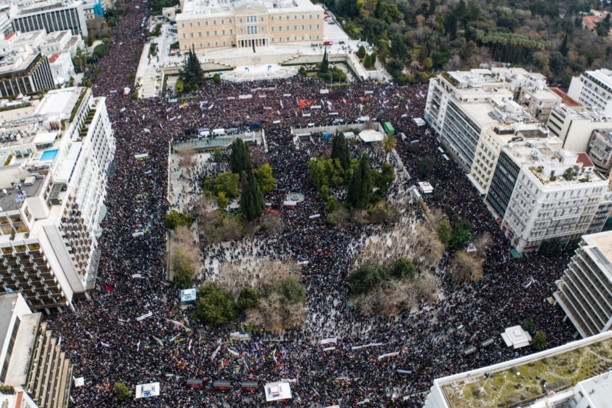 Πώς περιγράφουν τα διεθνή Μέσα τις πορείες και τα επεισόδια στην Αθήνα