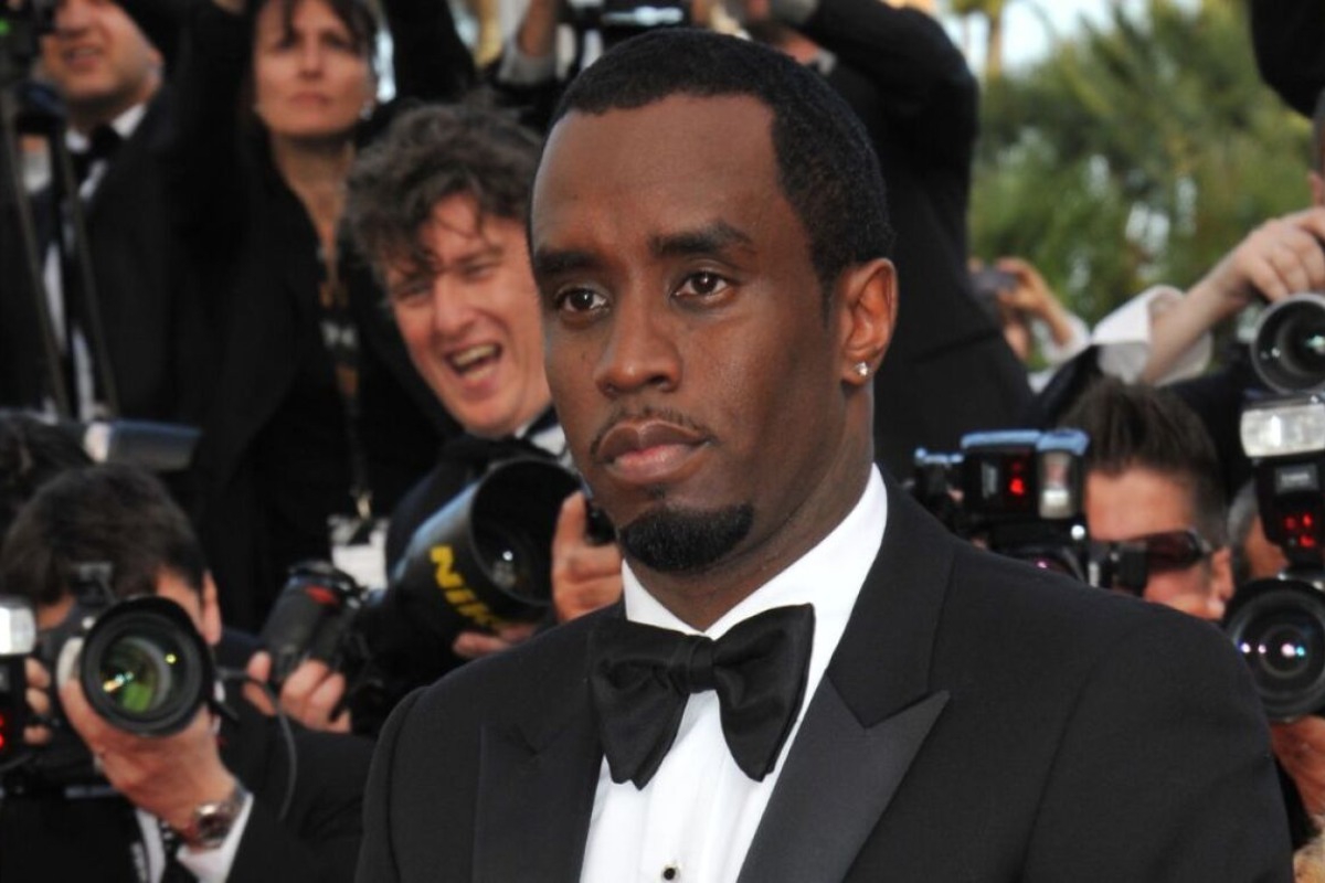 Diddy: Ο πρώην βοηθός του ισχυρίζεται ότι του ζητήθηκε να κάνει σeξ για να αποδείξει την αφοσίωσή του στον ράπερ