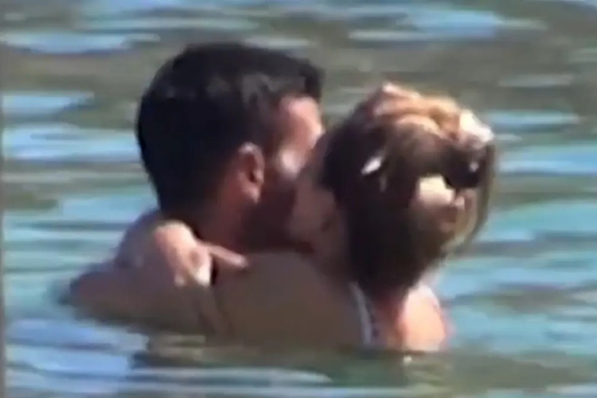 Ασυγκράτητος ο Νόβακ Τζόκοβιτς: Τα καυτά φιλιά με τη σύζυγό του στη θάλασσα