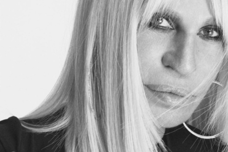 Donatella Versace: Αποχωρεί από την προεδρία του οίκου μετά από 27 χρόνια