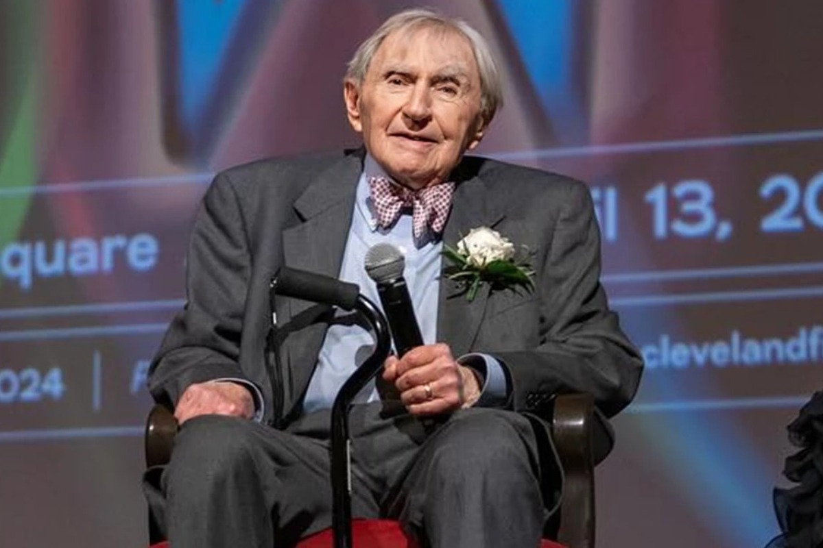 Ο γηραιότερος γιατρός στον κόσμο εξακολουθεί να εργάζεται στα 102 του χρόνια: Αποκαλύπτει τα μυστικά της μακροζωίας