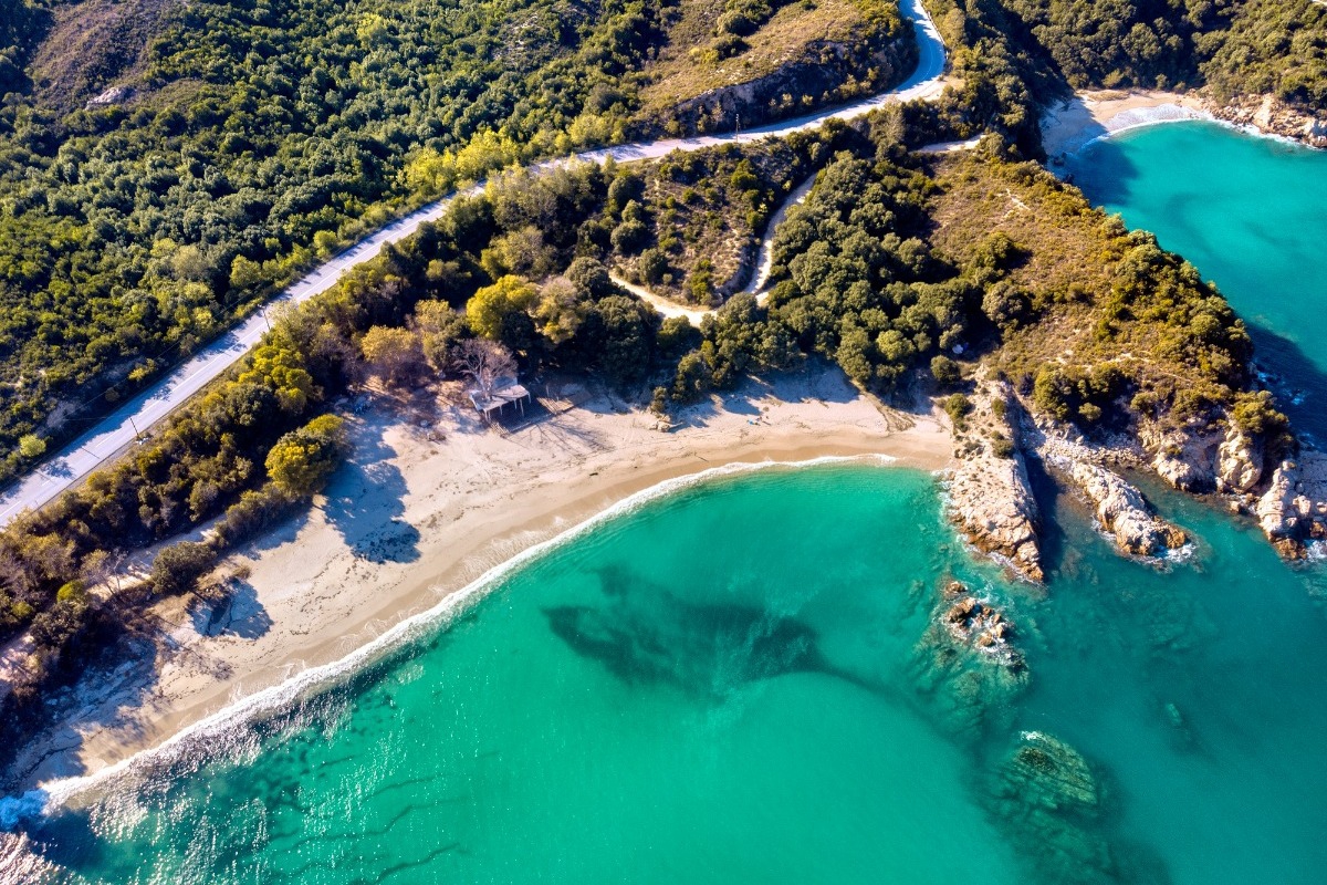 Διακοπές χωρίς πλοίο: 5 παραθαλάσσια μέρη της ηπειρωτικής Ελλάδας που θα σε ενθουσιάσουν