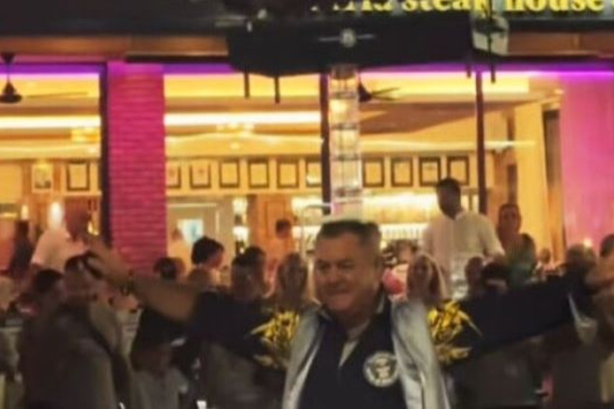 Κύπρος: Χορεύει φορώντας στο κεφάλι μία... ψησταριά με κοντοσούβλια που ψήνονται