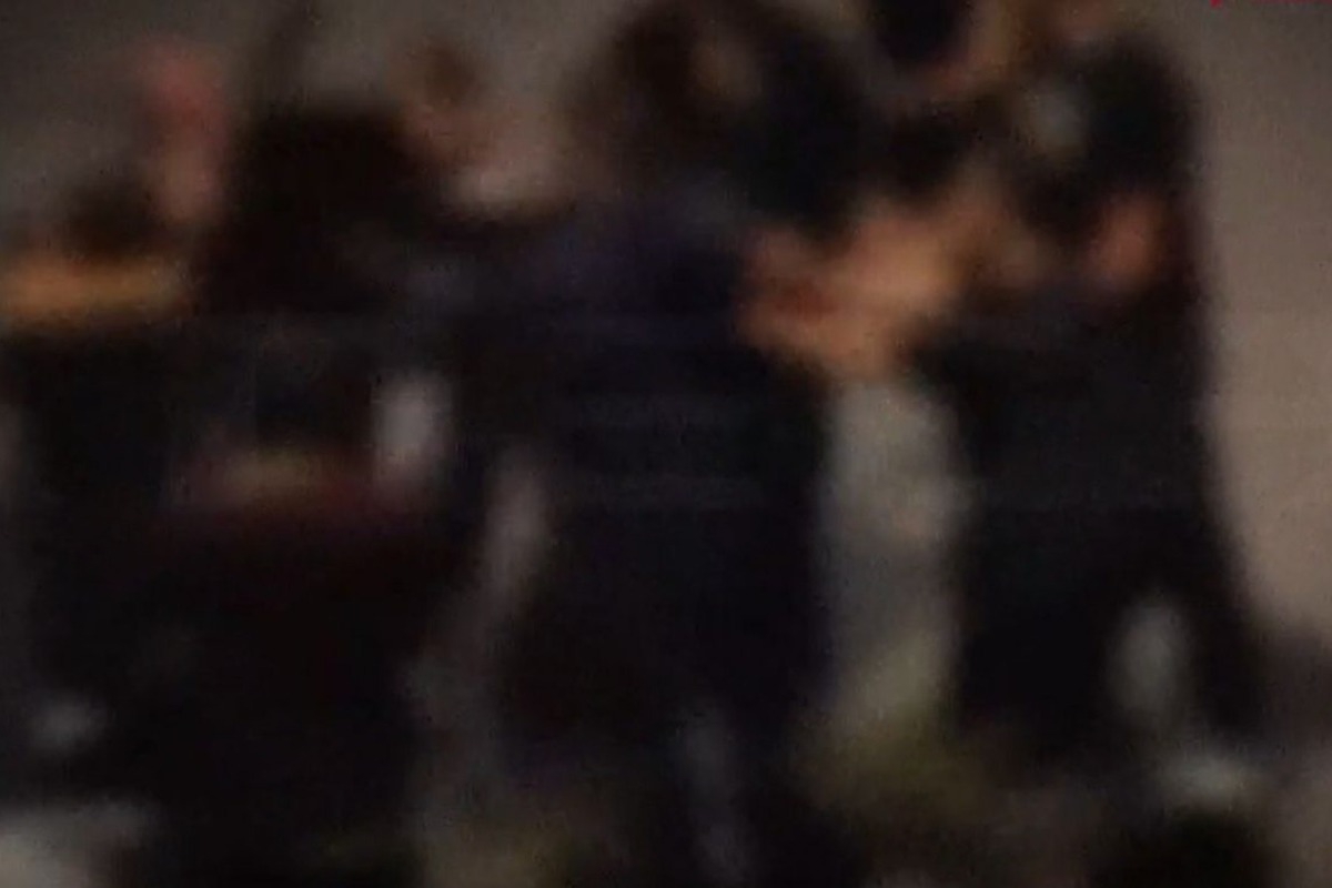 Νέος Κόσμος: Βίντεο ντοκουμέντο ‑ Γονείς και μαθητές παίζουν ξύλο στη μέση του δρόμου