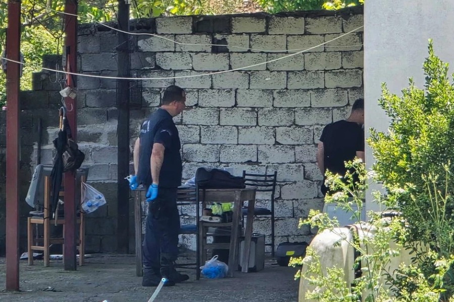 Πατροκτονία στην Αμφιλοχία: «Ήταν μισός στο κρεβάτι και μισός κάτω και αίματα παντού» – Συγκλονιστικές μαρτυρίες
