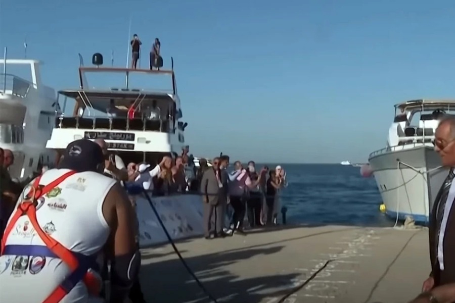 Αιγύπτιος παλαιστής τράβηξε με τα δόντια του σκάφος 700 τόνων