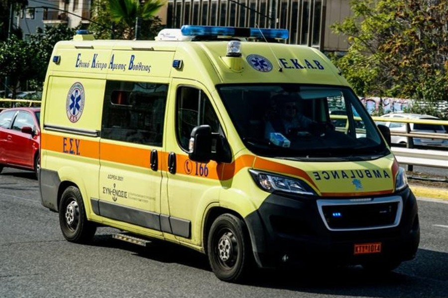 Αυτοκίνητο έπεσε πάνω σε ποδήλατα στη λεωφόρο Ποσειδώνος – 5 τραυματίες