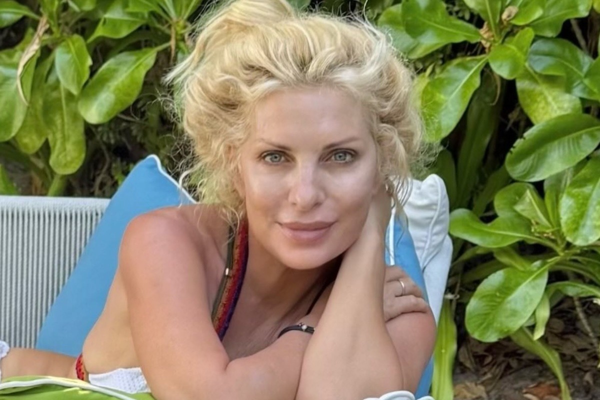 Ελένη Μενεγάκη: Ποζάρει στον φακό χωρίς ίχνος μακιγιάζ και με καλοκαιρινή διάθεση