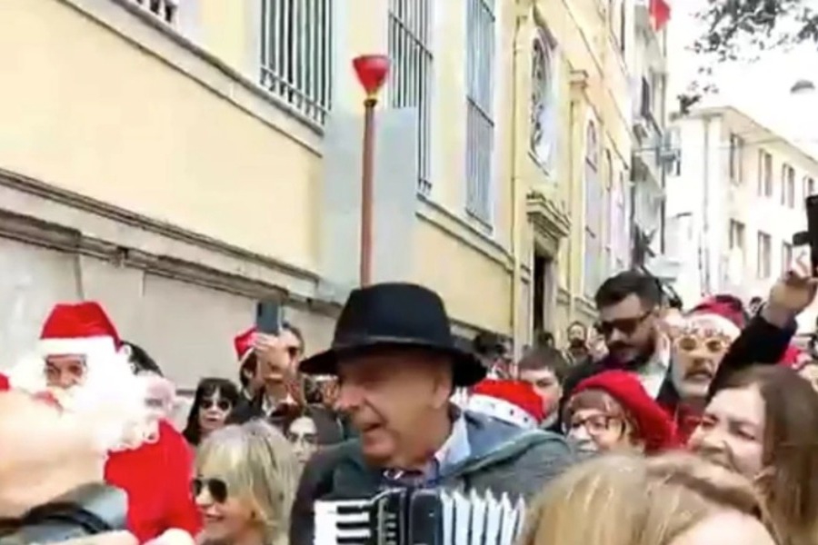 Οι Έλληνες της Κωνσταντινούπολης βγήκαν στους δρόμους για τα χριστουγεννιάτικα κάλαντα