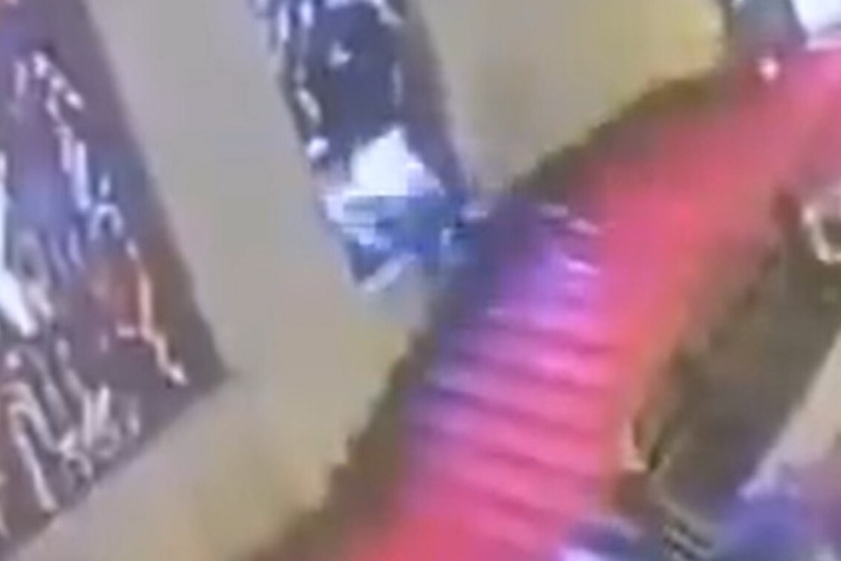 Ιταλός πολιτικός έπεσε με το κεφάλι πάνω σε πολύτιμο βιτρό και το έσπασε ‑ Δείτε βίντεο