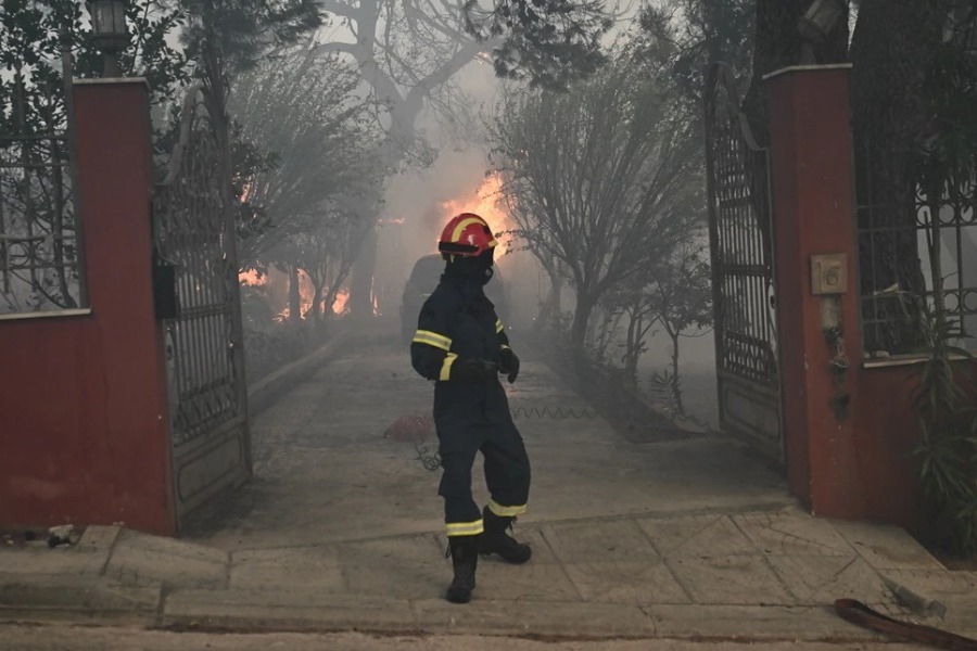 Γνωστός από την τηλεόραση ορθοπεδικός συνελήφθη μαζί με τη σύντροφό του για έξι εμπρησμούς στη Νέα Μάκρη