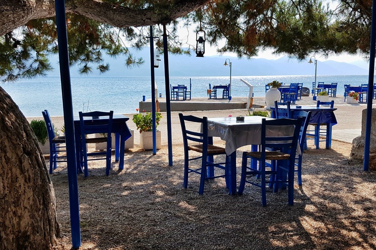 6 μεζεδοπωλεία στα βόρεια της Αθήνας με αυλή που θυμίζει νησί