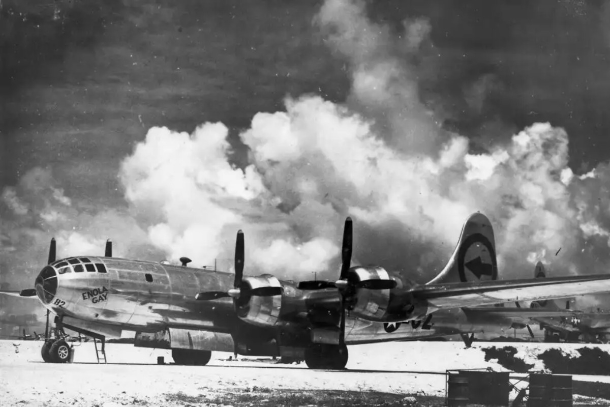 Διέγραψαν μέχρι και το αεροσκάφος Enola Gay – Ο στρατός με εντολή Τραμπ σβήνει από τα αρχεία του την ιστορία