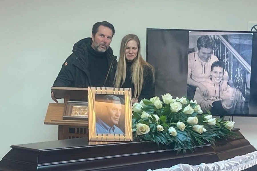 Αλμπέρτο Εσκενάζυ: Με το τραγούδι «Του Αιγαίου τα μπλουζ» αποχαιρέτησαν τον ηθοποιό στο αποτεφρωτήριο Ριτσώνας