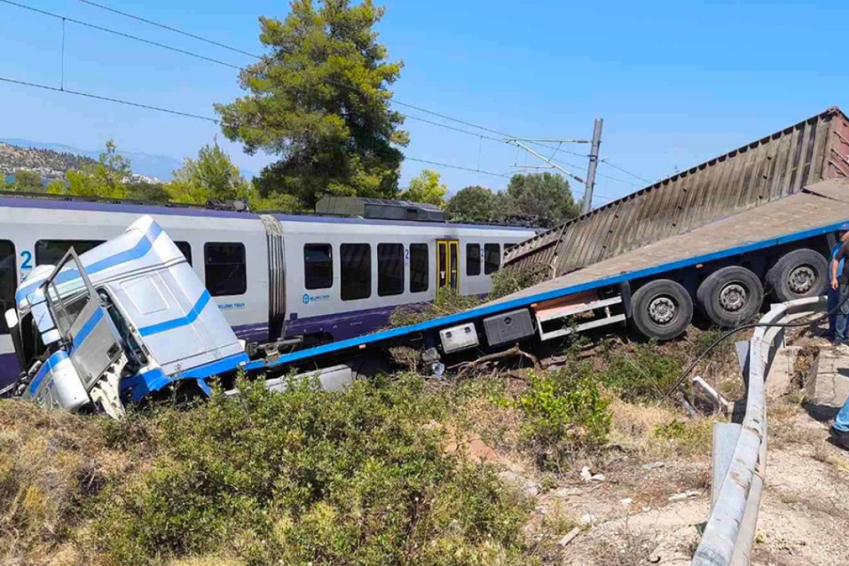 Εύβοια: Τρεις τραυματίες από τη σύγκρουση φορτηγού με τρένο με 130 επιβάτες