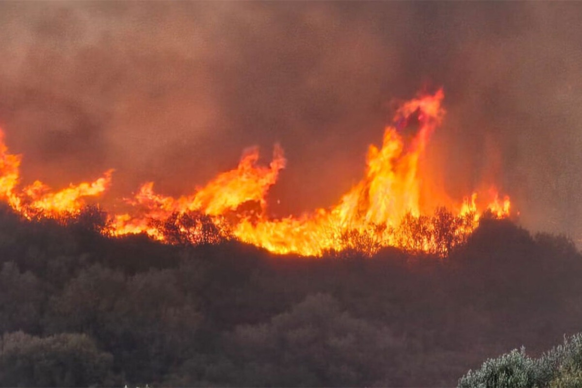 Μαίνεται η φωτιά στην Εύβοια ‑ Νέο 112 για εκκένωση σε Πετριές και Κριεζά