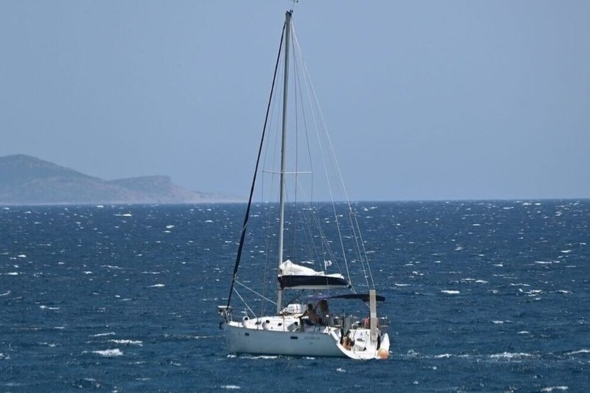 Ακυβέρνητο έμεινε ιστιοφόρο με 5 επιβάτες στον Κορινθιακό όταν ο σκίπερ έπεσε στη θάλασσα
