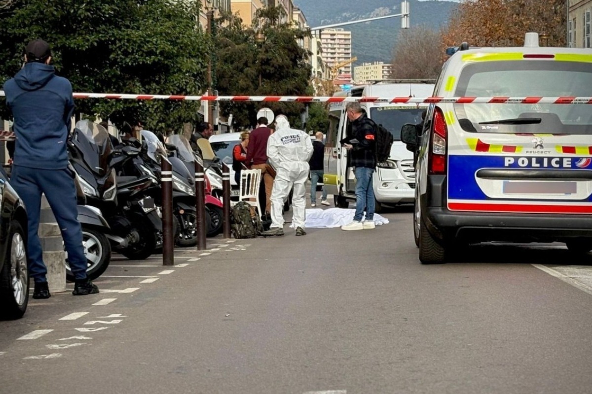 Κορσική: Η στιγμή που αστυνομικός πυροβολεί και σκοτώνει 26χρονο που κρατούσε μαχαίρι