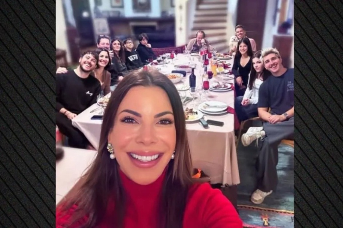 Φωτογραφία: Ο παππούς Πάριος με τους 4 γιους, 4 εγγόνια, 3 νύφες και 2 σκυλιά