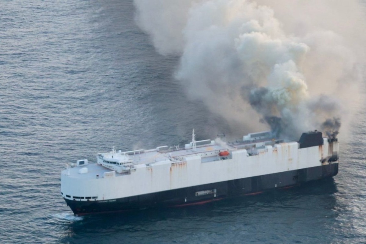 Συναγερμός στην Αλάσκα: Φωτιά σε πλοίο με 3.000 αυτοκίνητα ‑ Ελληνικό εμπορικό έσπευσε για βοήθεια