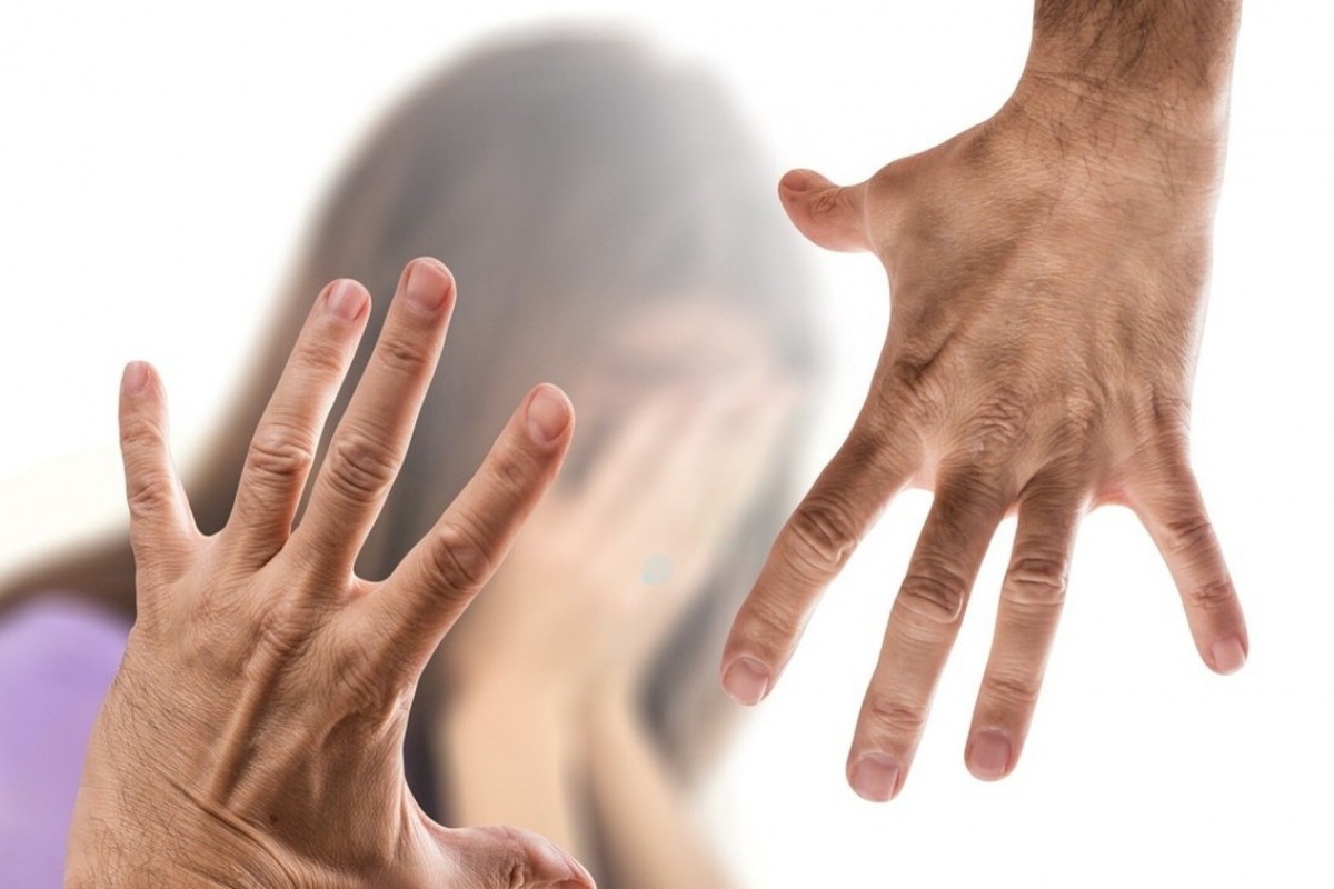 Τρόμος στον Αλμυρό: 42χρονος γύρισε την κόρη του ανάποδα και έπιασε την πρώην σύζυγο από τον λαιμό