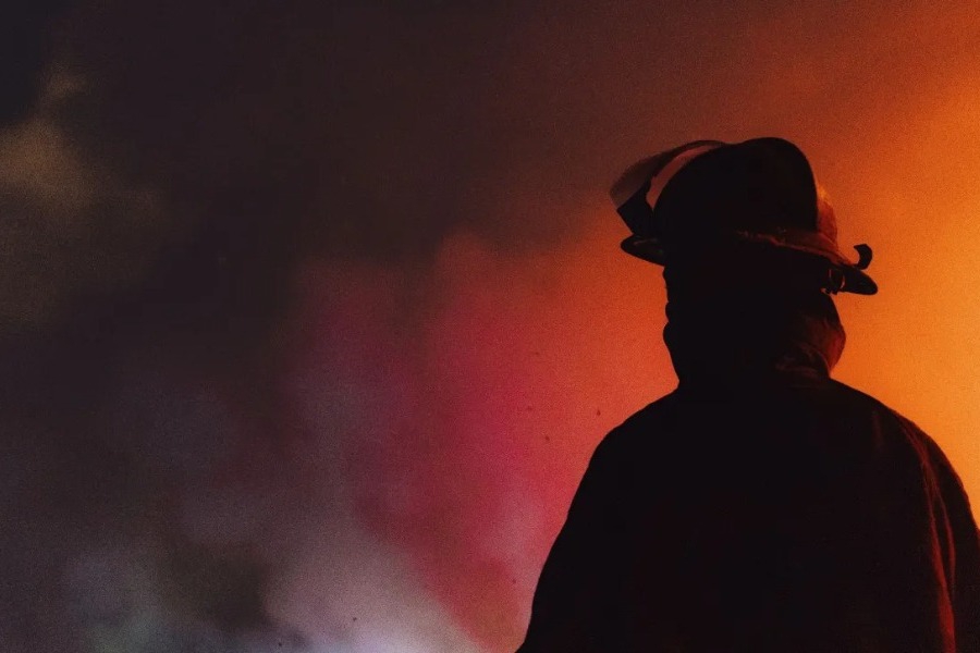 Πυρκαγιά καταστρέφει κτήριο στο Μανχάταν: Πυκνό σύννεφο καπνού πάνω από τη συνοικία της Νέας Υόρκης